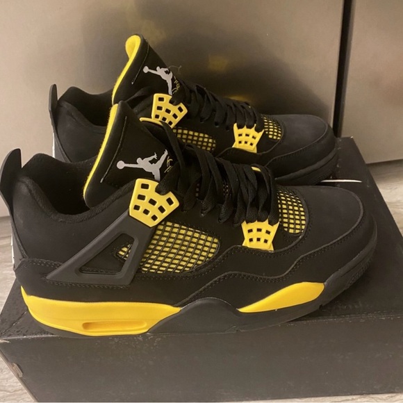 Jordan 4 Retro Thunder - Picture 2 of 5
